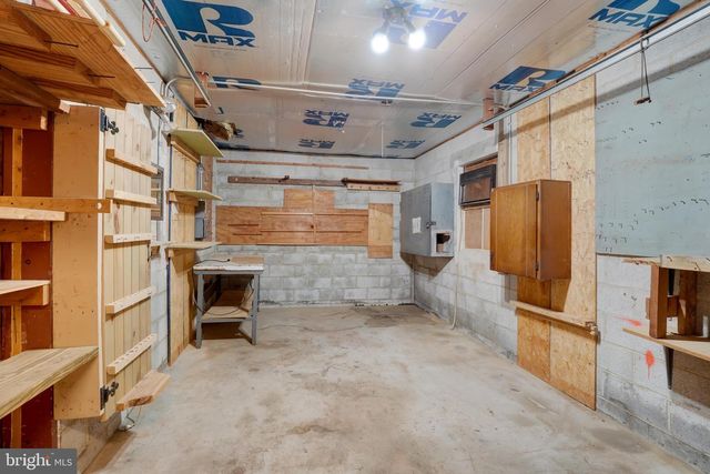 315 700 RD, New Oxford, PA 17350