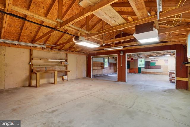 315 700 RD, New Oxford, PA 17350