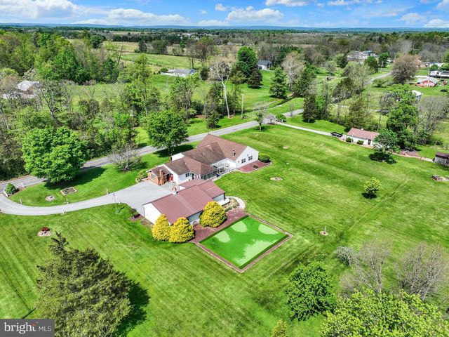 315 700 RD, New Oxford, PA 17350