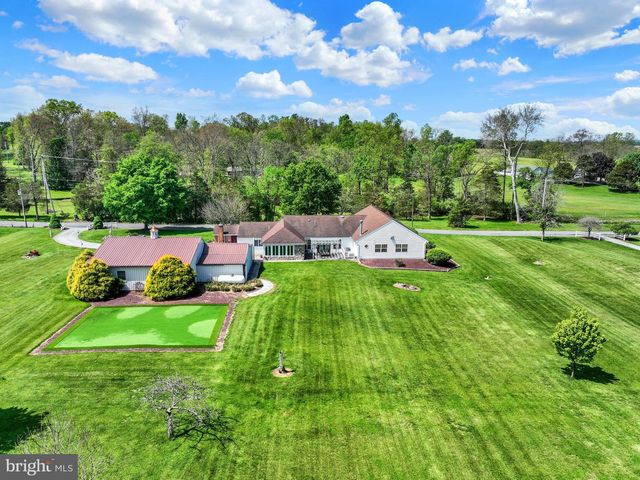 315 700 RD, New Oxford, PA 17350