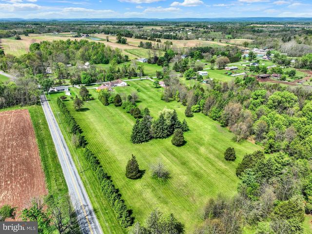 315 700 RD, New Oxford, PA 17350