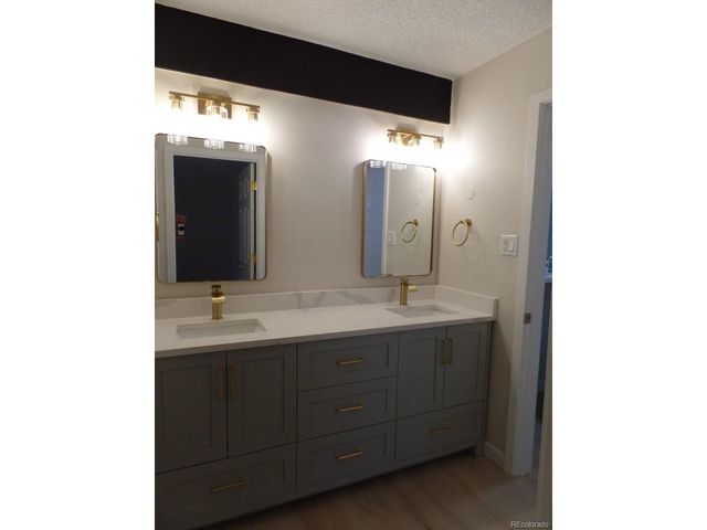 2880 S Locust St 303S, Denver, CO 80222