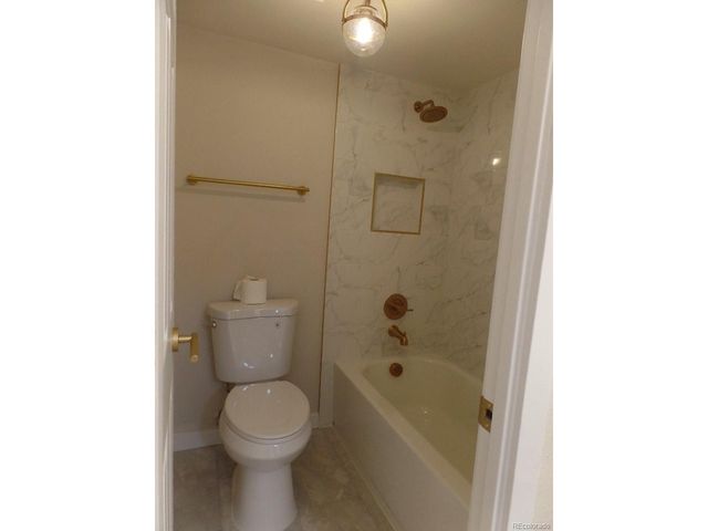 2880 S Locust St 303S, Denver, CO 80222