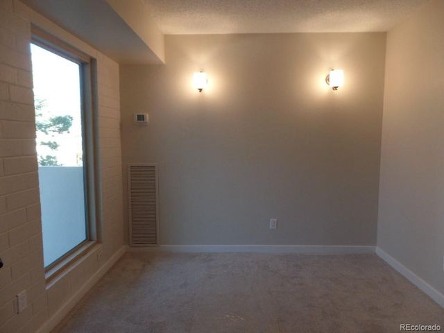 2880 S Locust St 303S, Denver, CO 80222