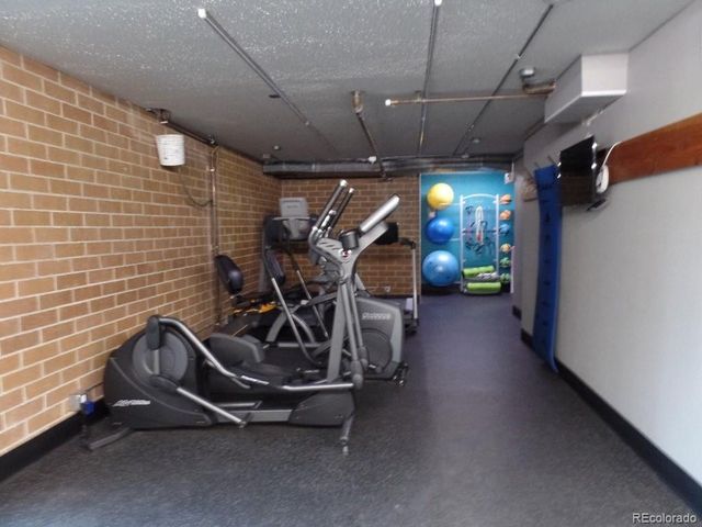 2880 S Locust St 303S, Denver, CO 80222