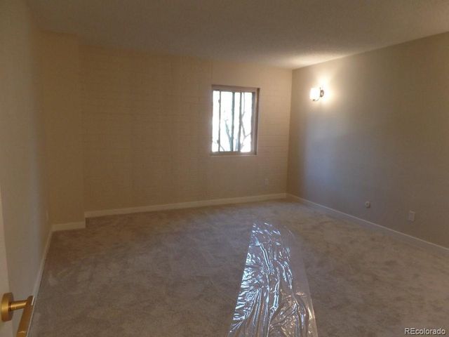 2880 S Locust St 303S, Denver, CO 80222