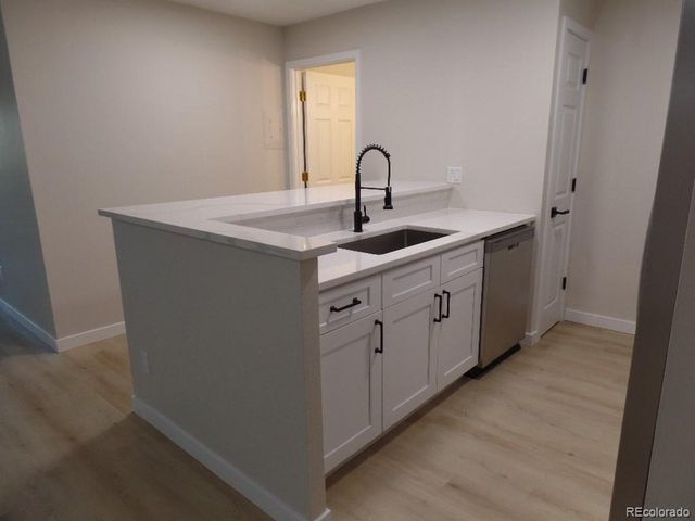 2880 S Locust St 303S, Denver, CO 80222