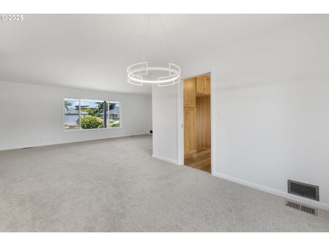 929 DARLENE Ave, Springfield, OR 97477