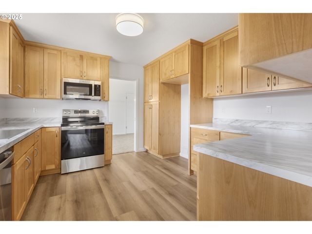 929 DARLENE Ave, Springfield, OR 97477