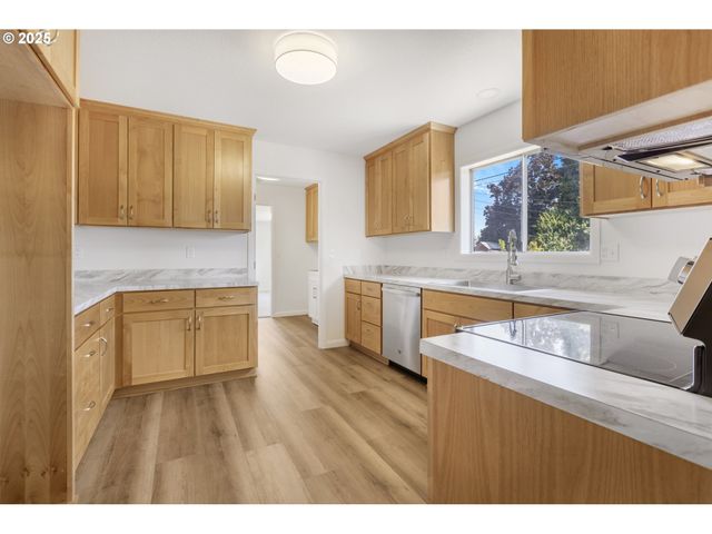 929 DARLENE Ave, Springfield, OR 97477
