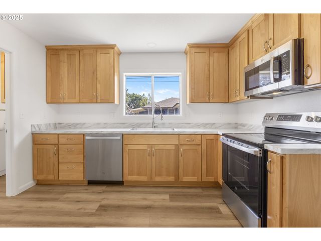 929 DARLENE Ave, Springfield, OR 97477