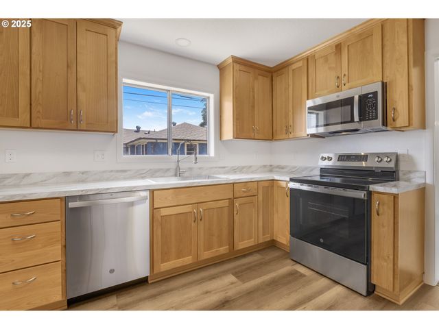 929 DARLENE Ave, Springfield, OR 97477