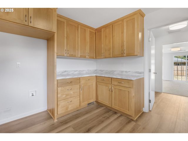929 DARLENE Ave, Springfield, OR 97477
