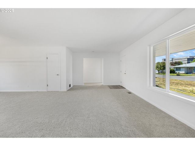 929 DARLENE Ave, Springfield, OR 97477