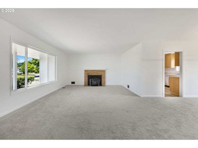 929 DARLENE Ave, Springfield, OR 97477