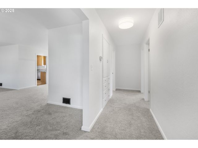 929 DARLENE Ave, Springfield, OR 97477