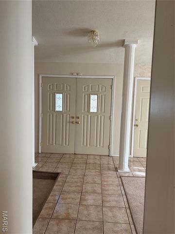 5172 Trailbend Drive, Florissant, MO 63033