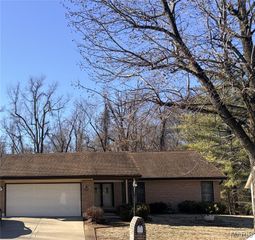 5172 Trailbend Drive, Florissant, MO 63033