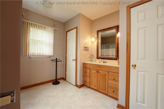 6 Hillcrest Drive E, Charleston, WV 25311