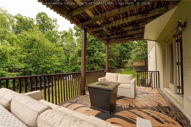 6 Hillcrest Drive E, Charleston, WV 25311