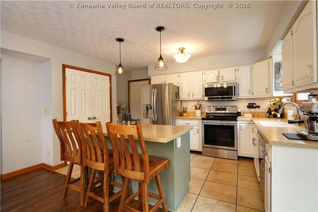 6 Hillcrest Drive E, Charleston, WV 25311