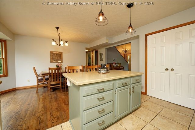6 Hillcrest Drive E, Charleston, WV 25311