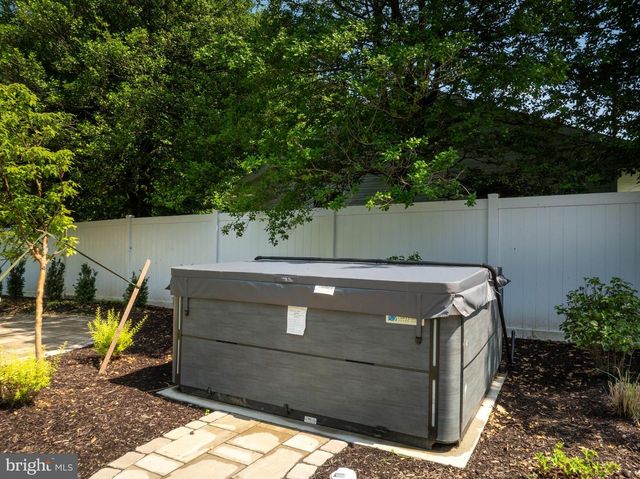 619 MCKEE ST, State College, PA 16803