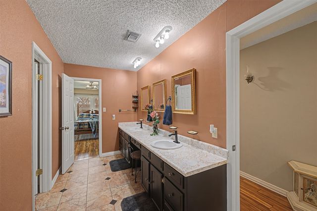 8240 Kramer Street, Lillian, TX 76061