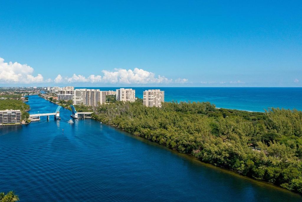 Image 4 of property listing at 3363 NE 6th Drive, Boca Raton, FL 33431