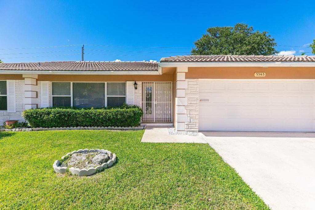 Image 6 of property listing at 3363 NE 6th Drive, Boca Raton, FL 33431