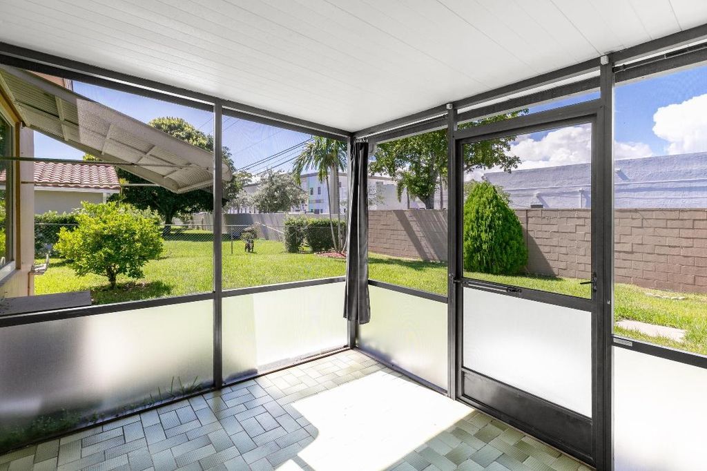 Image 8 of property listing at 3363 NE 6th Drive, Boca Raton, FL 33431