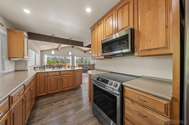 10042 Casa De Oro Blvd, Spring Valley, CA 91977