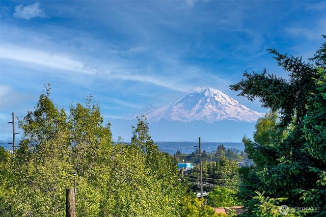332 NE Elk Place, Seattle, WA 98115