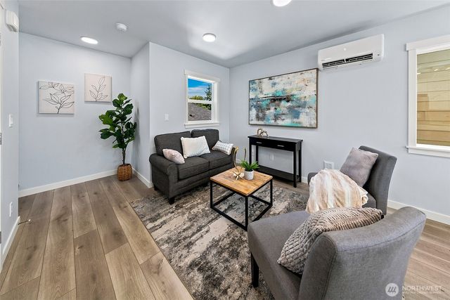 332 NE Elk Place, Seattle, WA 98115