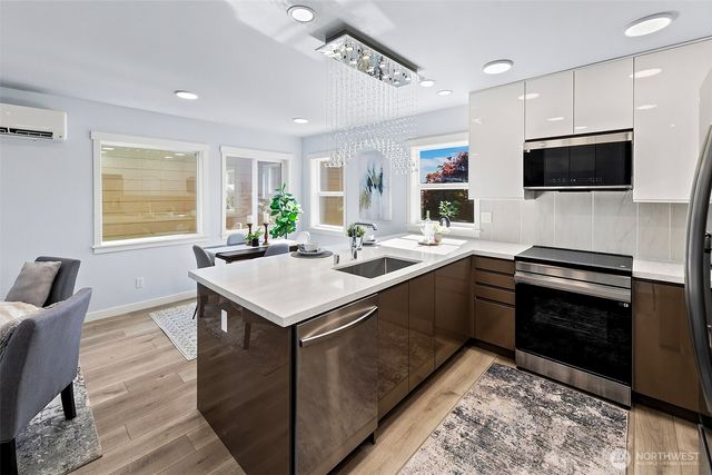 332 NE Elk Place, Seattle, WA 98115