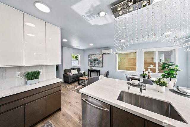 332 NE Elk Place, Seattle, WA 98115