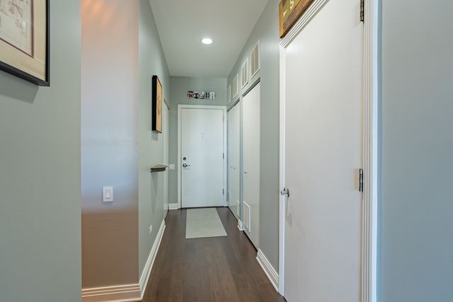 950 W Huron Street 302, Chicago, IL 60642