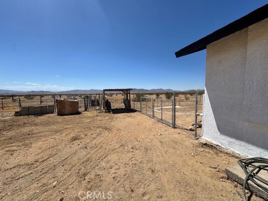 Image 20 of property listing at 36749 Esaw, Lucerne Valley, CA 92356