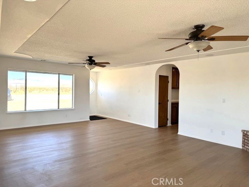 Image 5 of property listing at 36749 Esaw, Lucerne Valley, CA 92356