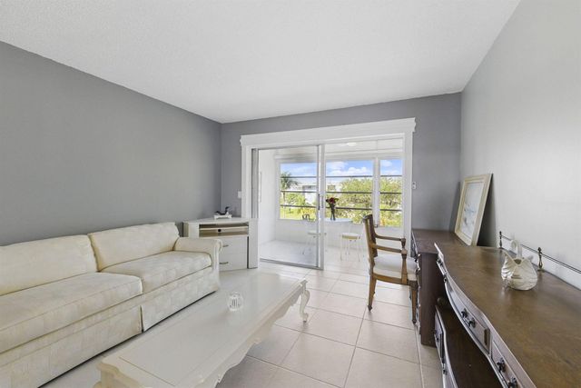 2951 NW 46th Avenue 407, Lauderdale Lakes, FL 33313