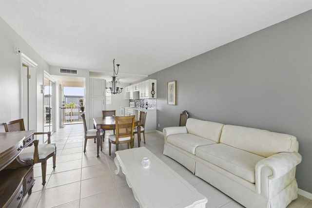 2951 NW 46th Avenue 407, Lauderdale Lakes, FL 33313