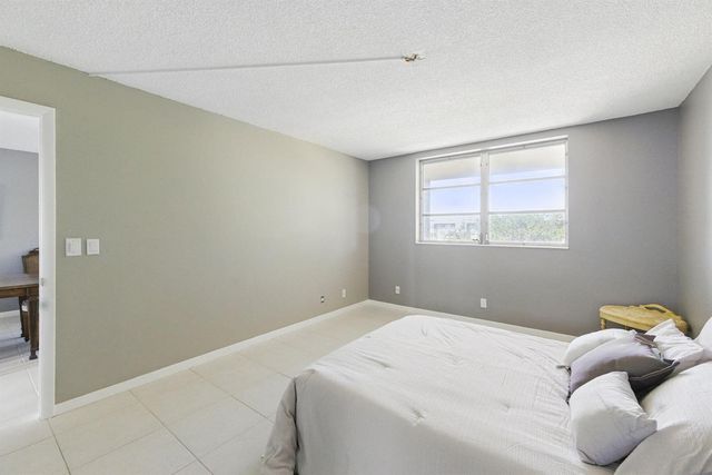 2951 NW 46th Avenue 407, Lauderdale Lakes, FL 33313