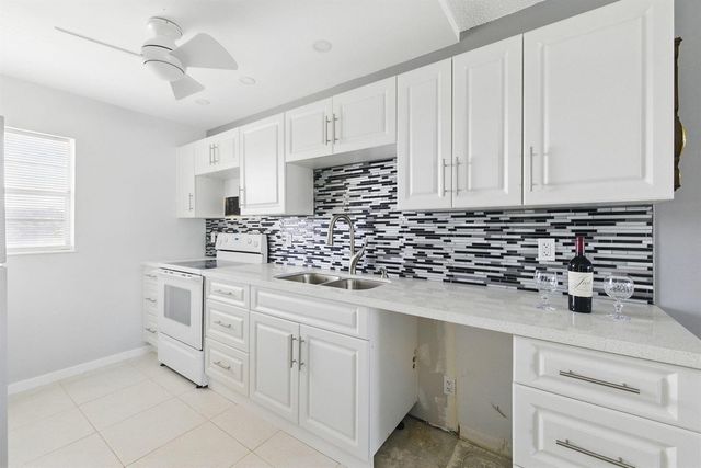 2951 NW 46th Avenue 407, Lauderdale Lakes, FL 33313