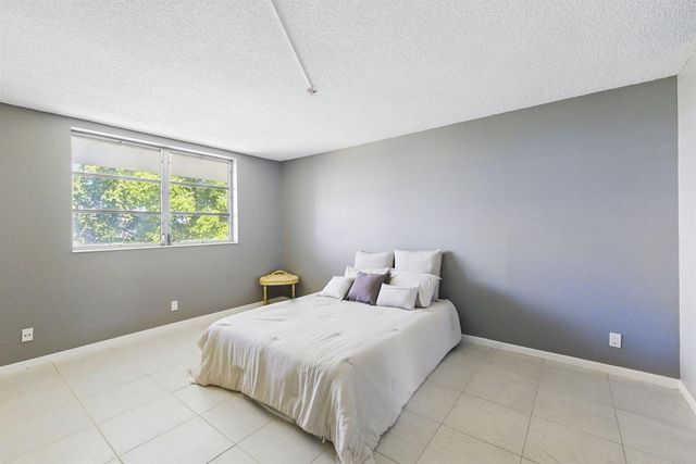 2951 NW 46th Avenue 407, Lauderdale Lakes, FL 33313