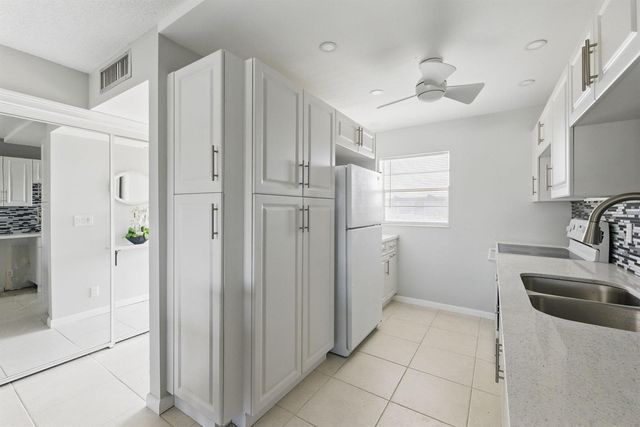 2951 NW 46th Avenue 407, Lauderdale Lakes, FL 33313