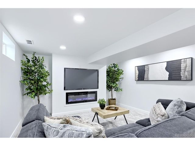 909 E 9th Ave, Broomfield, CO 80020