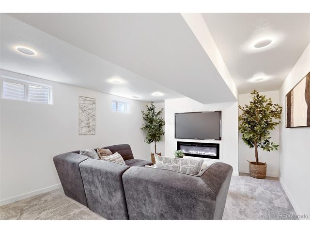 909 E 9th Ave, Broomfield, CO 80020