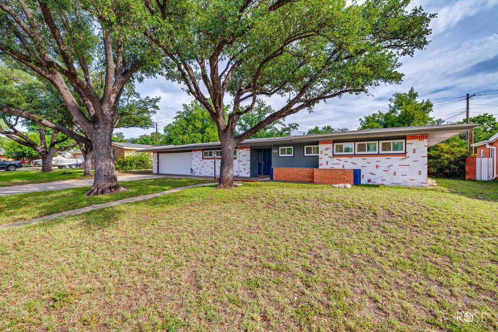 Image 2 of property listing at 2614 University Avenue, San Angelo, TX 76904