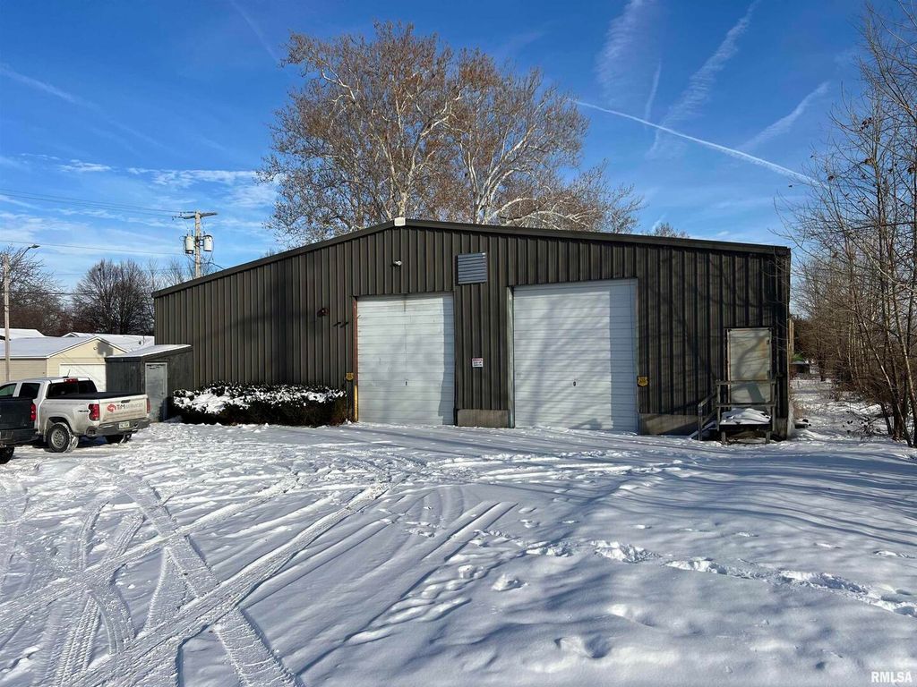 2501 BLACKHAWK Street, Davenport, IA 52802