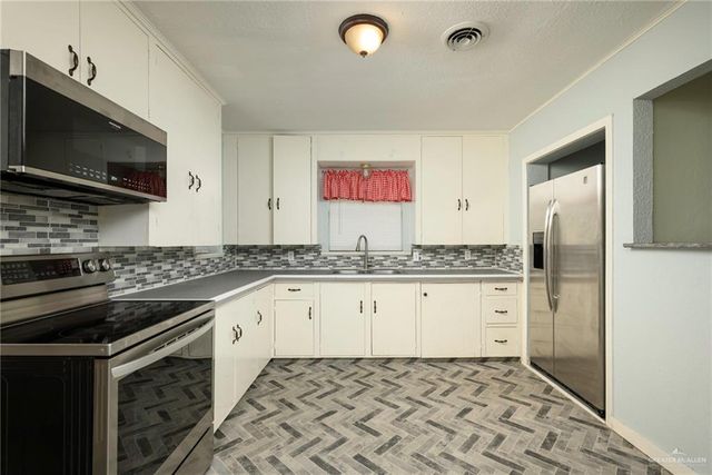 439 E Van Eaton Avenue, Raymondville, TX 78580